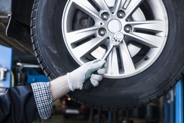 タイヤを整備する自動車整備士の手元