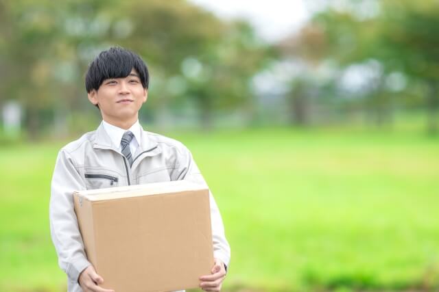 段ボールを持った作業員男性