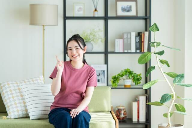 リビングでおすすめする若い女性