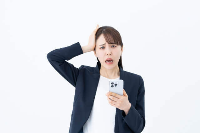 スマホでトラブルなビジネスウーマン