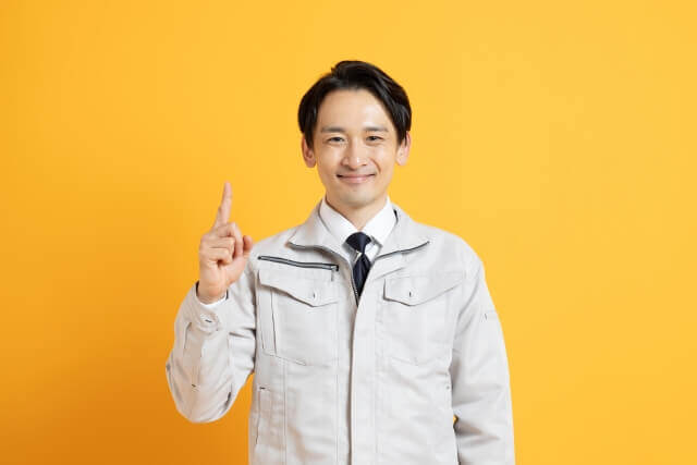 1本指を上げる男性作業員
