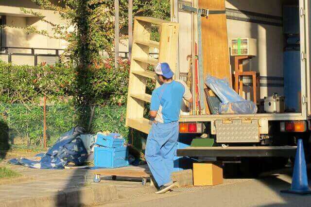 働く人物 引っ越し作業