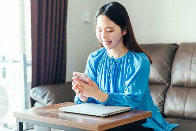 自宅でスマホを使う女性