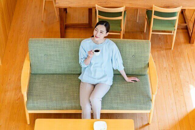 飲み物を飲む女性