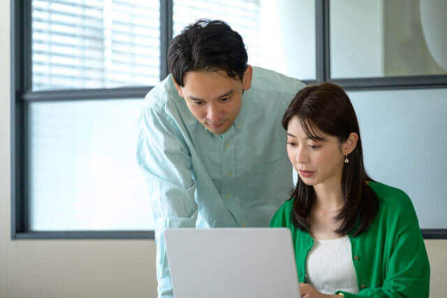 仕事をする日本人男女