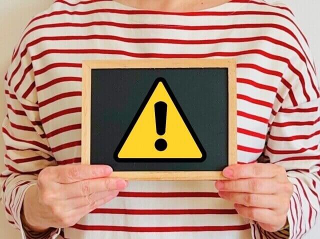 注意喚起をする女性