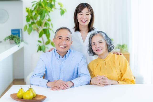 リビングでくつろぐ親子